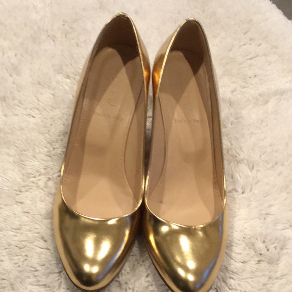 Gold wedge shoe